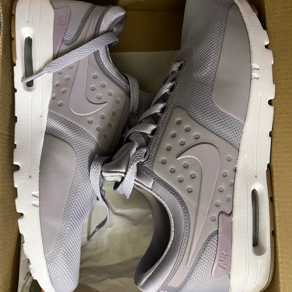 Nike Women's Light Gray Sneakers
